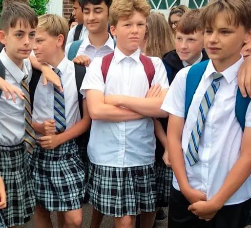 Estudiantes obligados a usar faldas.